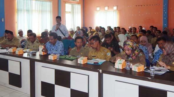 Salah seorang warga ketika bertanya kepada pemerintah kecamatan.